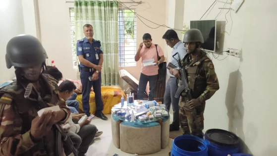 ফরিদপুরে যৌথবাহিনীর অভিযানে ভুয়া ঔষধ-স্কিন কেয়ার প্রস্তুতকারী ল্যাব সিলগালা, ম্যানেজার কারাগারে